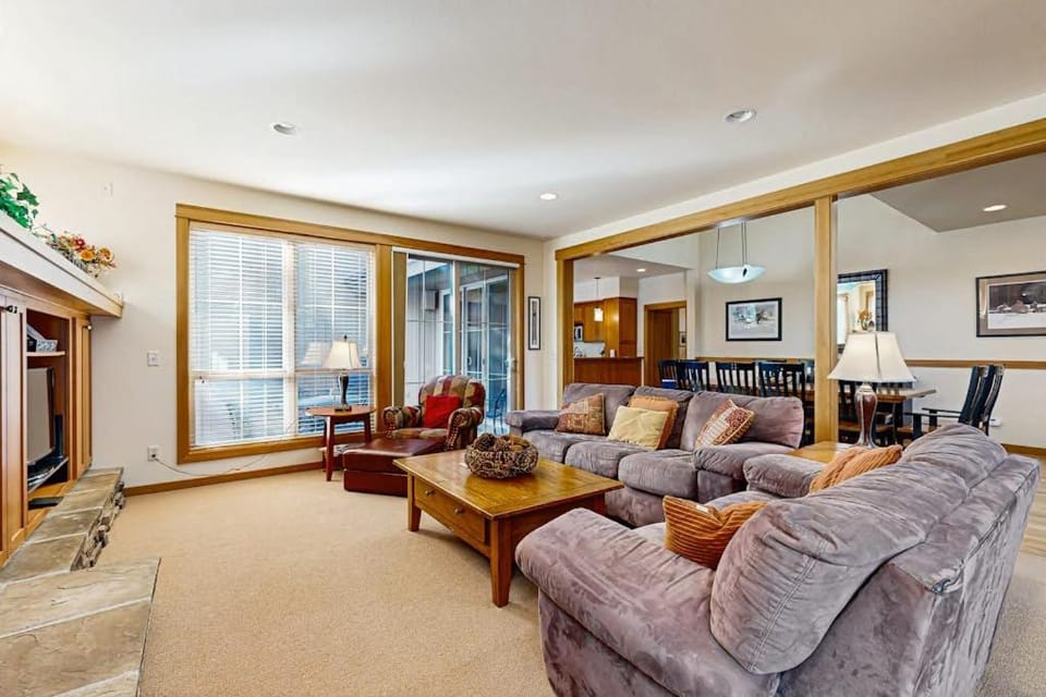 Luxurious home near the SHARC & Village with private hot tub resort amenities House in Sunriver