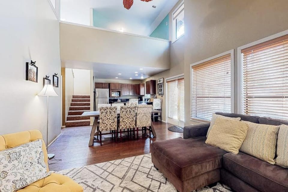 Updated home with pool private hot tub fireplace & SHARC passes House in Sunriver