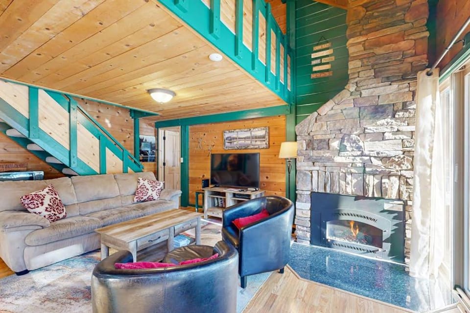 Cabin with Eight SHARC Passes Access to Shared Pools Hot Tub & Other Amenities Cabin in Sunriver