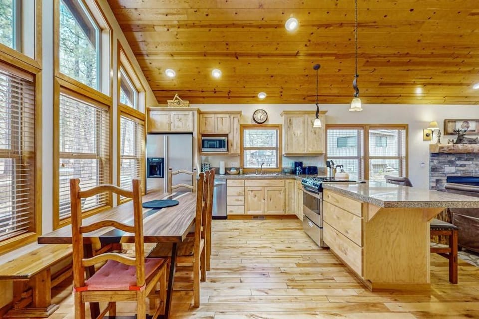 Sunriver home with private hot tub SHARC passes for pools House in Sunriver