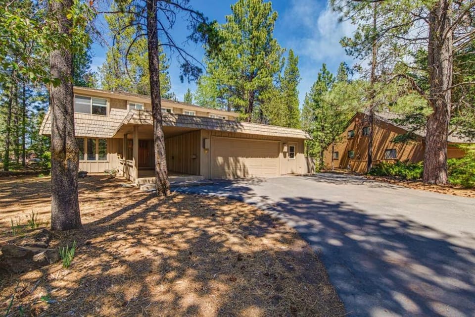 Spacious dog-friendly home with a game room private hot tub & SHARC access House in Sunriver