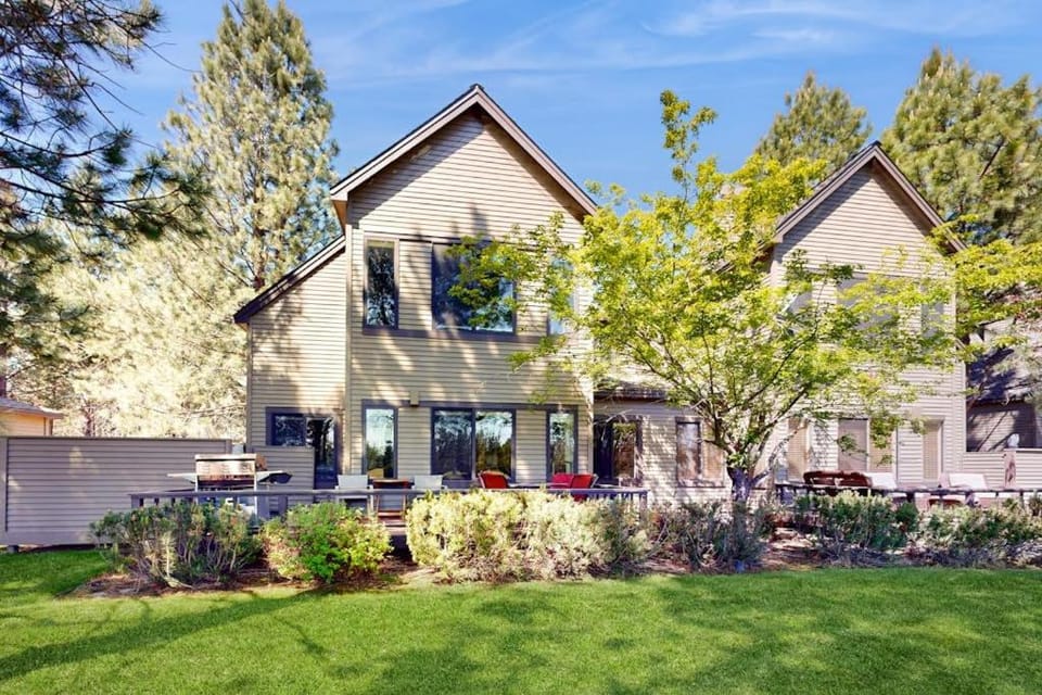 Charming home with private hot tub shared pool & SHARC access House in Sunriver