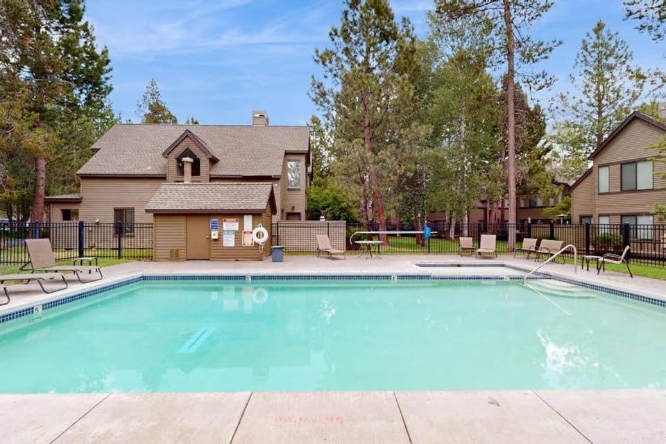 Charming home with private hot tub shared pool & SHARC access House in Sunriver