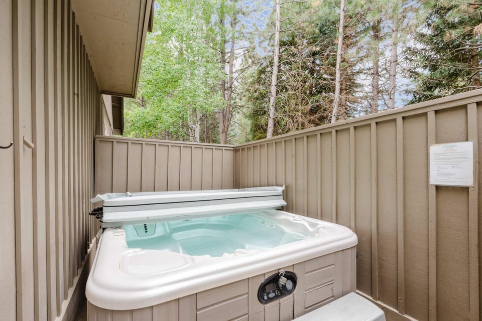 Comfortable townhome with private hot tub & shared pool - SHARC passes included House in Sunriver