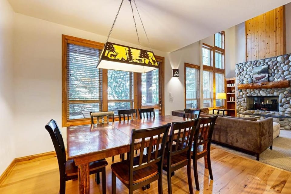 Comfortable townhome with private hot tub & shared pool - SHARC passes included House in Sunriver