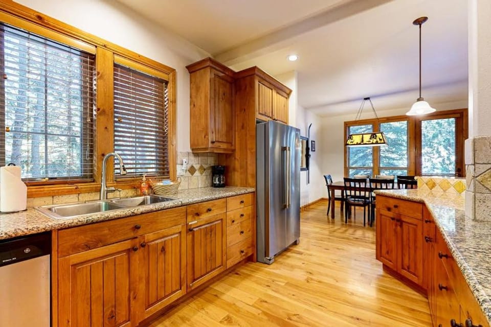 Comfortable townhome with private hot tub & shared pool - SHARC passes included House in Sunriver