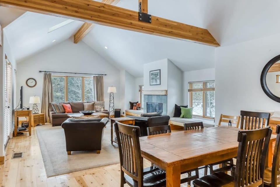 Spacious dog friendly home withprivate hot tub guest bikes House in Sunriver