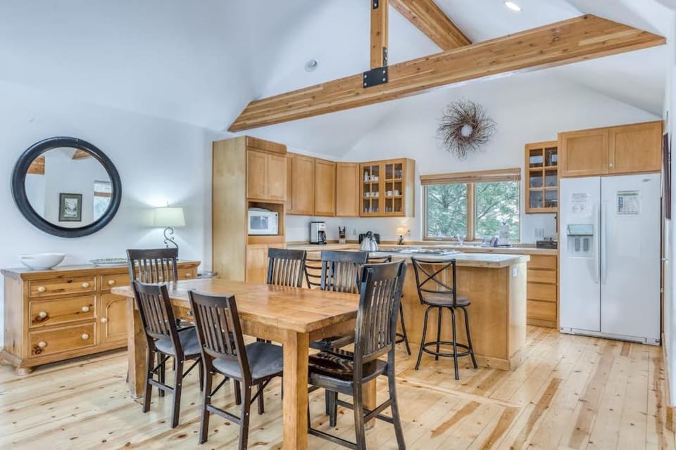 Spacious dog friendly home withprivate hot tub guest bikes House in Sunriver
