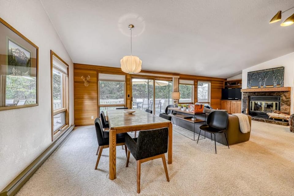 Sunny sanctuary with pool hot tub sauna grill fireplace W&D and New AC House in Sunriver
