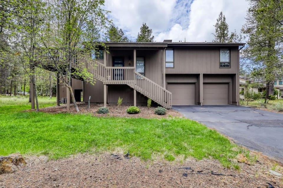 Sunny sanctuary with pool hot tub sauna grill fireplace W&D and New AC House in Sunriver