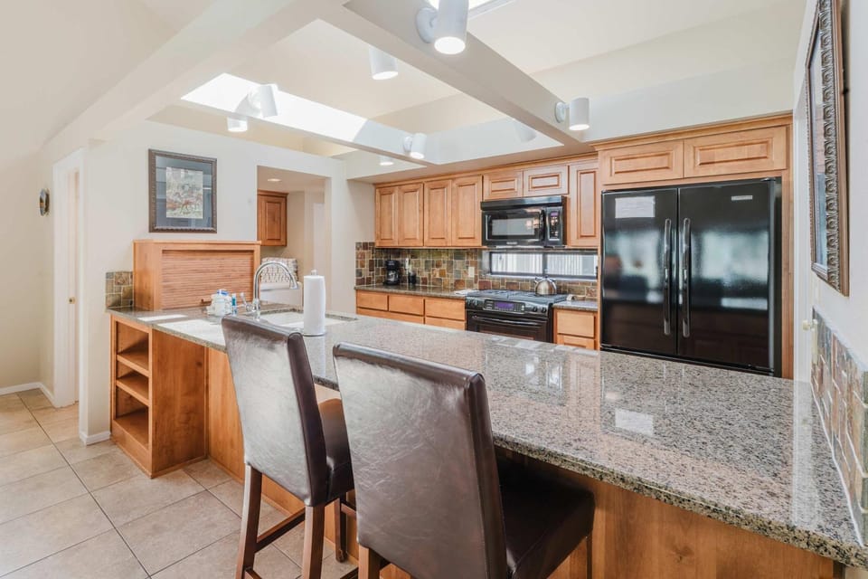 Beautiful Home withPrivate Hot Tub Deck Gas Fireplace and SHARC Passes House in Sunriver