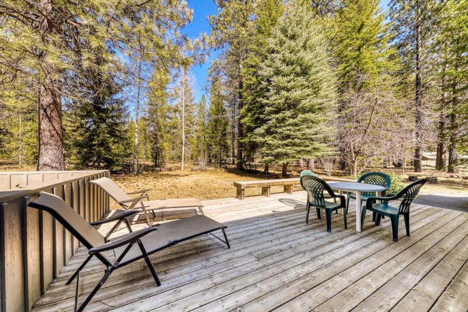 Beautiful Home withPrivate Hot Tub Deck Gas Fireplace and SHARC Passes House in Sunriver