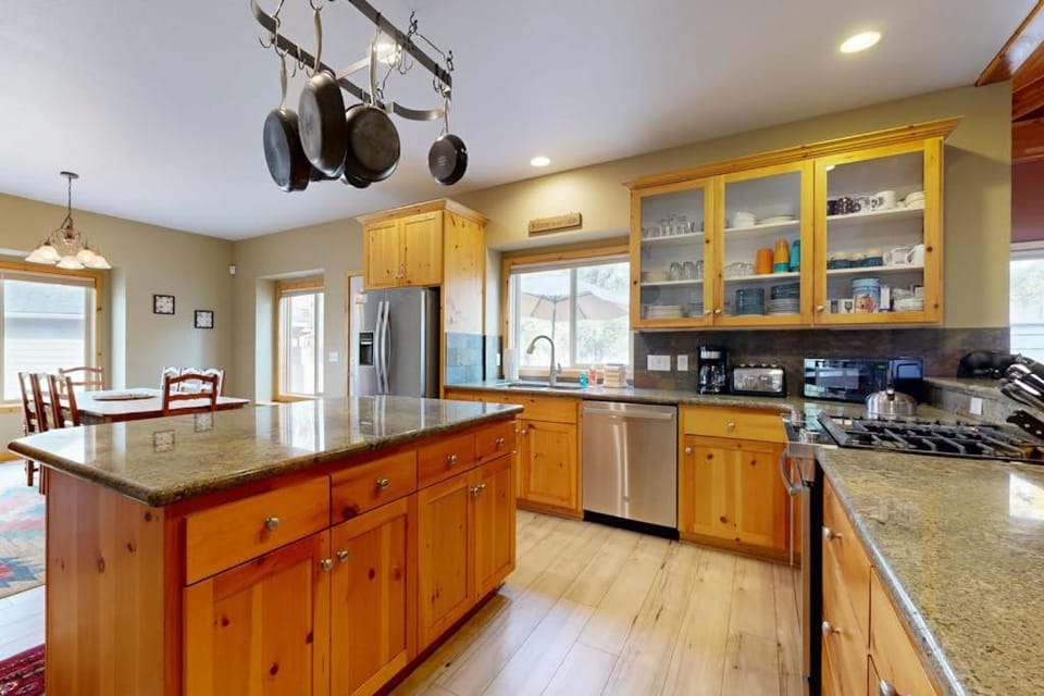 Dog-friendly destination with pool private hot tub fireplace & SHARC passes House in Sunriver