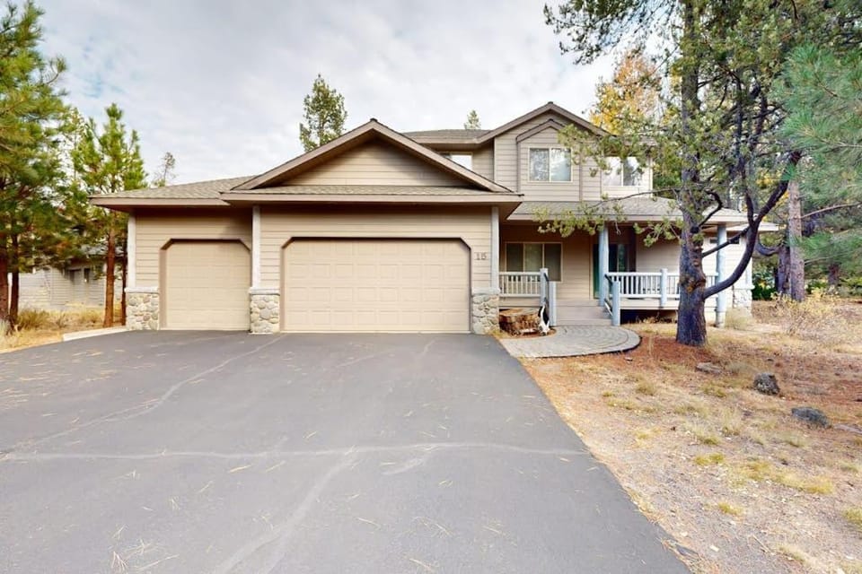 Dog-friendly destination with pool private hot tub fireplace & SHARC passes House in Sunriver