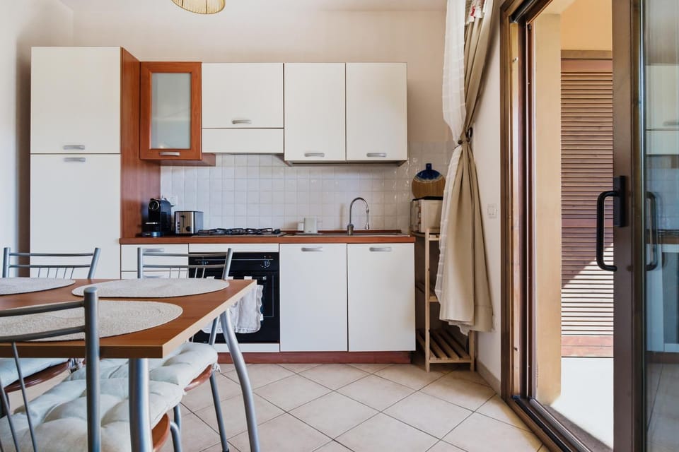 Kitchen or kitchenette, Dining area, dishwasher, stove