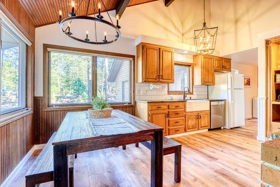 Airy house with SHARC passes hot tub game room fireplace central AC & bikes House in Sunriver