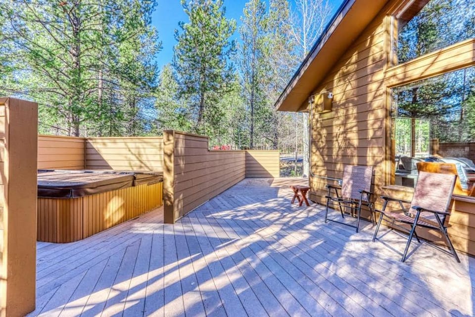 Airy house with SHARC passes hot tub game room fireplace central AC & bikes House in Sunriver