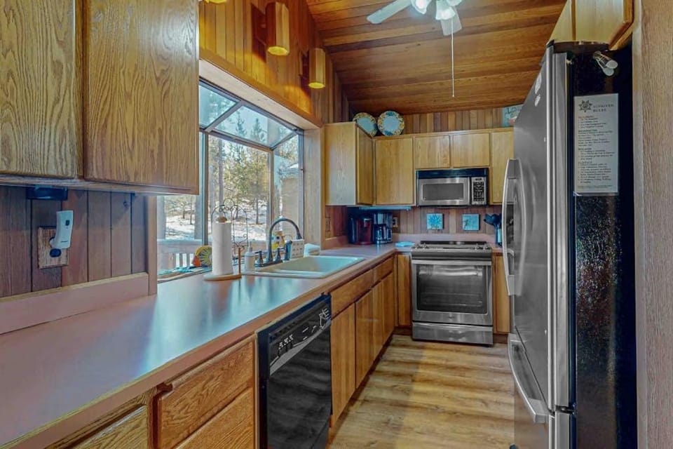 Inviting Updated Sunriver Home in Great Location with Large Deck Private Hot Tub House in Sunriver