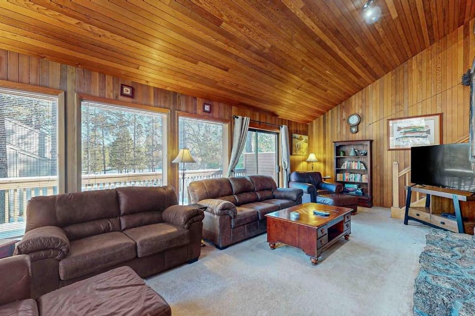 Inviting Updated Sunriver Home in Great Location with Large Deck Private Hot Tub House in Sunriver