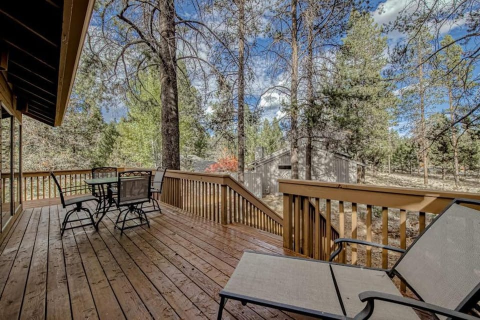 Inviting Updated Sunriver Home in Great Location with Large Deck Private Hot Tub House in Sunriver