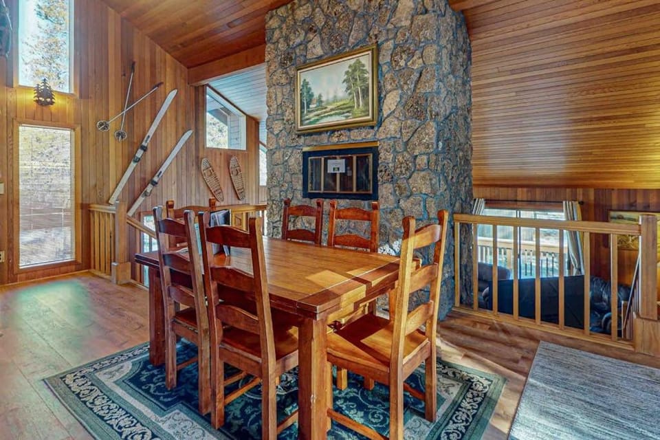 Inviting Updated Sunriver Home in Great Location with Large Deck Private Hot Tub House in Sunriver