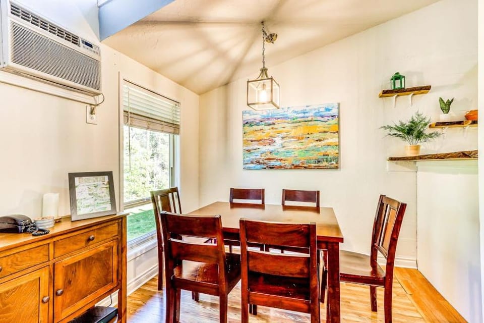 Dog-Friendly Condo Steps from the Village with Balcony WiFi & Gas Fireplace House in Sunriver