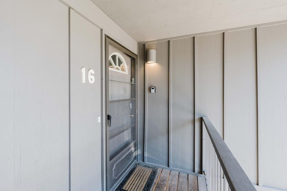 Dog-Friendly Condo Steps from the Village with Balcony WiFi & Gas Fireplace House in Sunriver