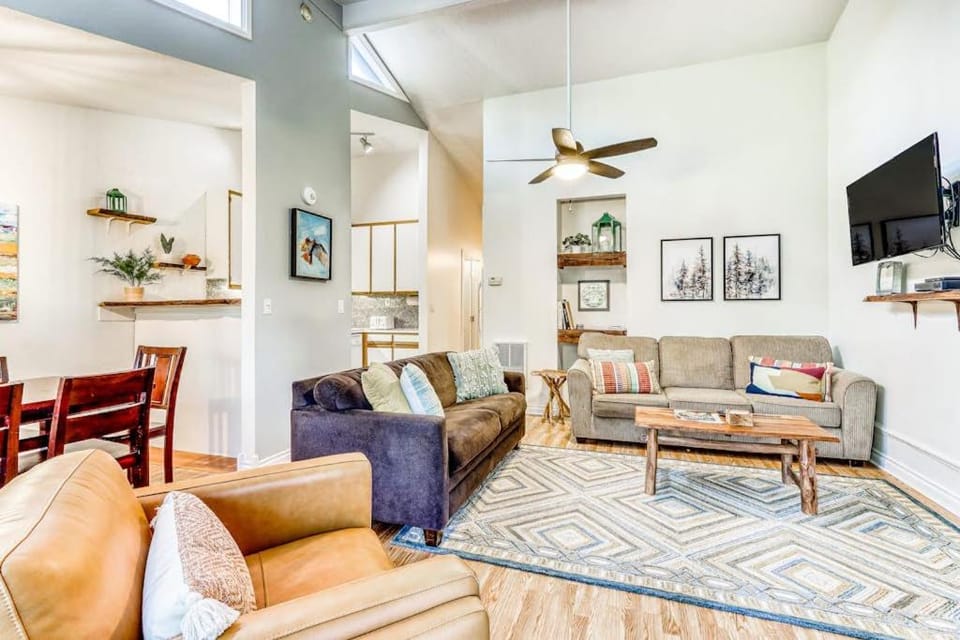 Dog-Friendly Condo Steps from the Village with Balcony WiFi & Gas Fireplace House in Sunriver