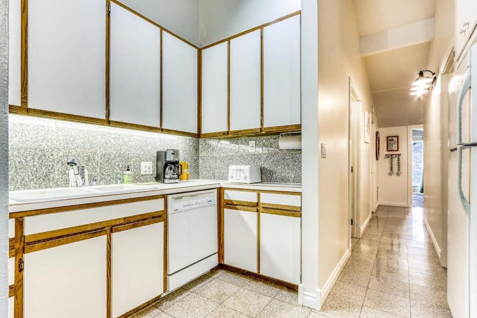 Dog-Friendly Condo Steps from the Village with Balcony WiFi & Gas Fireplace House in Sunriver