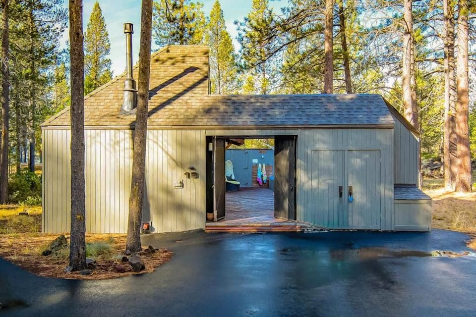 Dog-friendly home with private hot tub fast WiFi gas fireplace & SHARC passes House in Sunriver