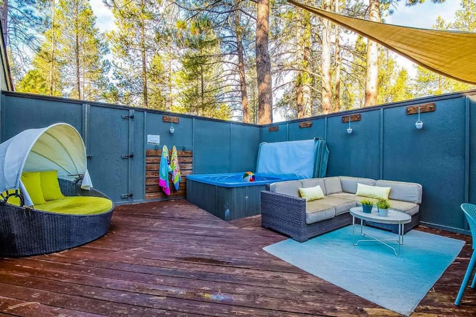Dog-friendly home with private hot tub fast WiFi gas fireplace & SHARC passes House in Sunriver