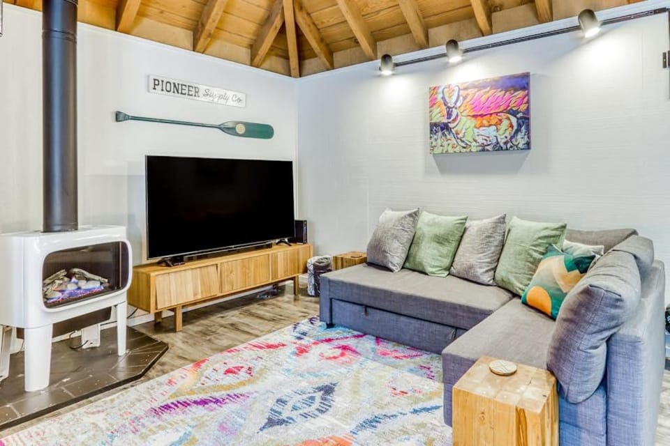 Dog-friendly home with private hot tub fast WiFi gas fireplace & SHARC passes House in Sunriver