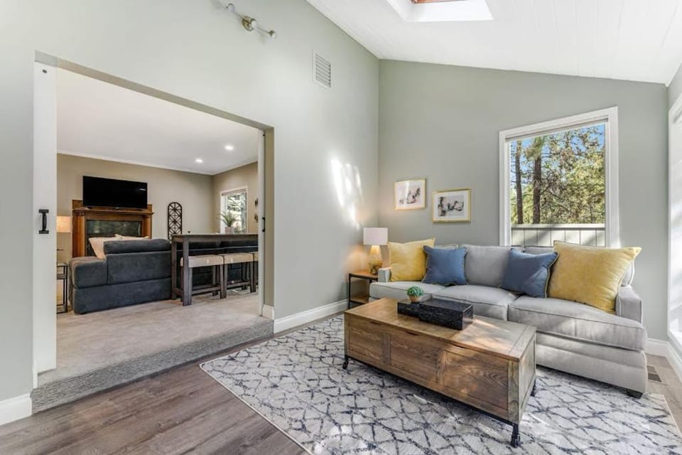 Expansive retreat with pool private hot tub fast WiFi fitness bike & SHARC House in Sunriver