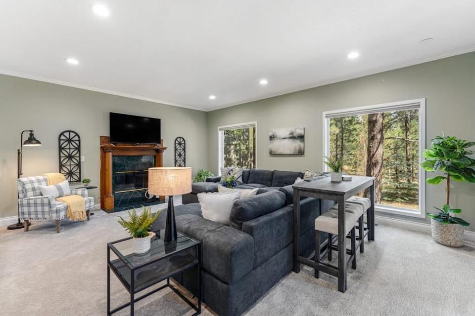 Expansive retreat with pool private hot tub fast WiFi fitness bike & SHARC House in Sunriver