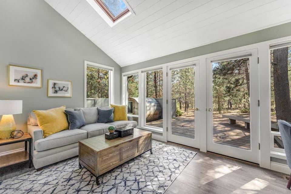 Expansive retreat with pool private hot tub fast WiFi fitness bike & SHARC House in Sunriver