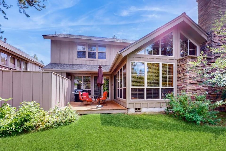 44 Freemont Crossing - Rustic-Chic Retreat with Deck Hot Tub & Bikes House in Sunriver
