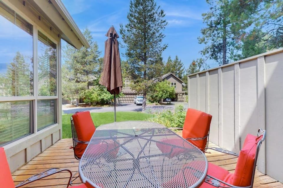44 Freemont Crossing - Rustic-Chic Retreat with Deck Hot Tub & Bikes House in Sunriver