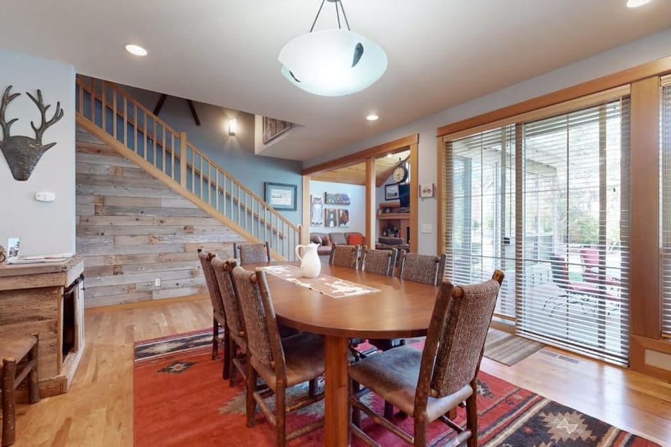 44 Freemont Crossing - Rustic-Chic Retreat with Deck Hot Tub & Bikes House in Sunriver