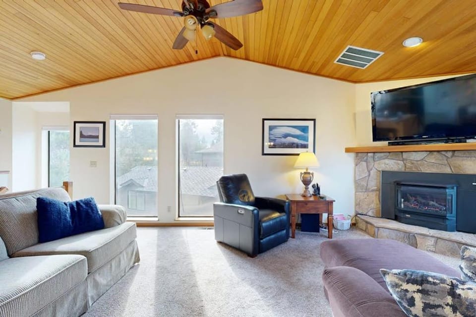 Serene Condo with Private Hot Tub Fireplace & Shared Pool - By Golf Course House in Sunriver