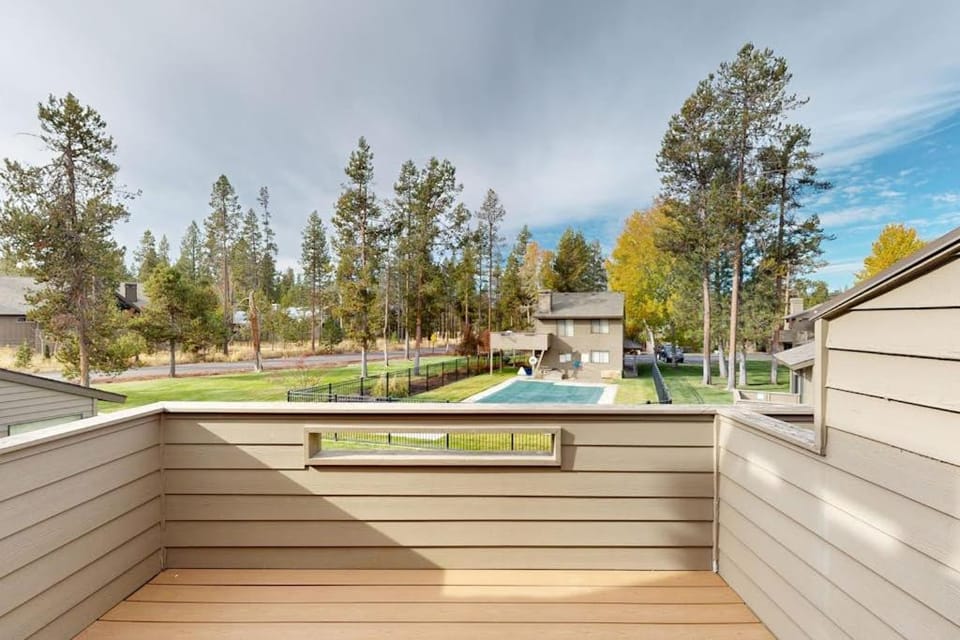 Serene Condo with Private Hot Tub Fireplace & Shared Pool - By Golf Course House in Sunriver
