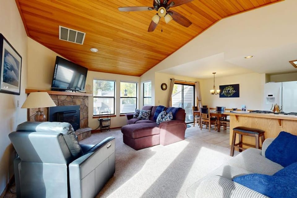 Serene Condo with Private Hot Tub Fireplace & Shared Pool - By Golf Course House in Sunriver