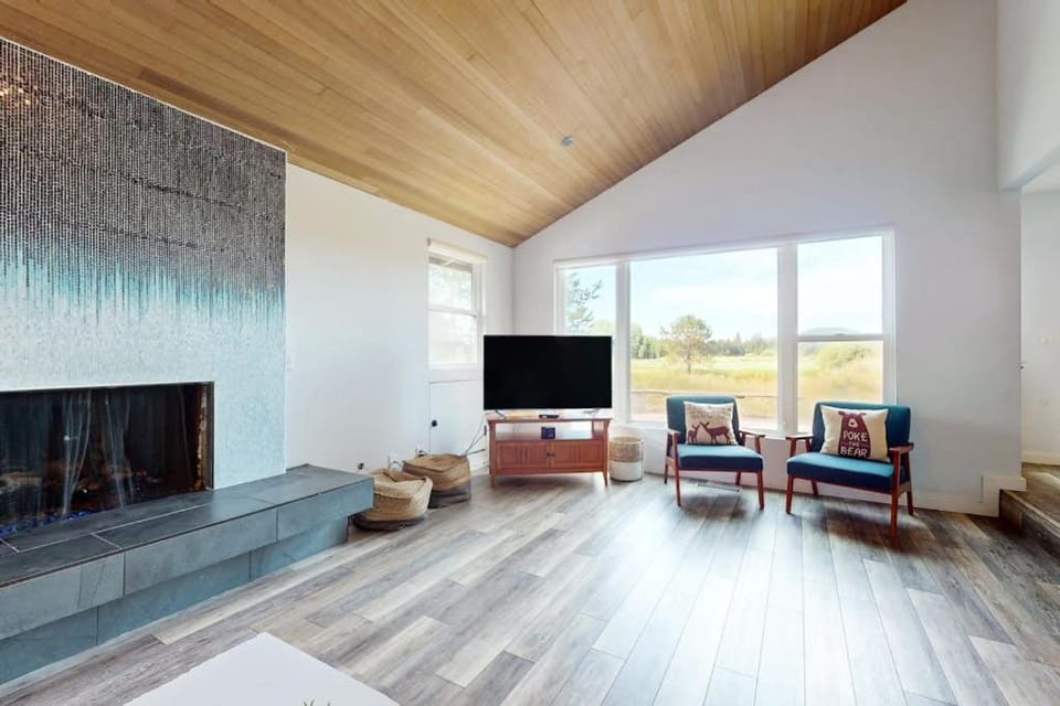Mountain escape with private hot tub amazing views game room & SHARC passes House in Sunriver