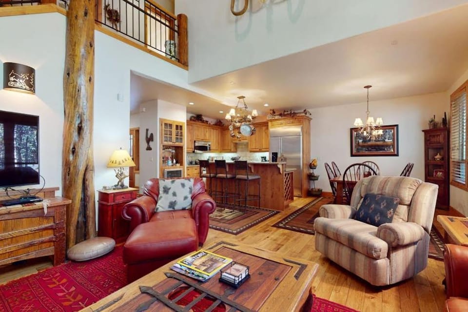 Stunning Sunriver retreat with private hot tub bike SHARC passes & fireplace House in Sunriver