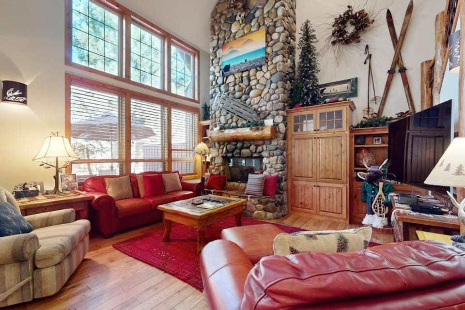 Stunning Sunriver retreat with private hot tub bike SHARC passes & fireplace House in Sunriver