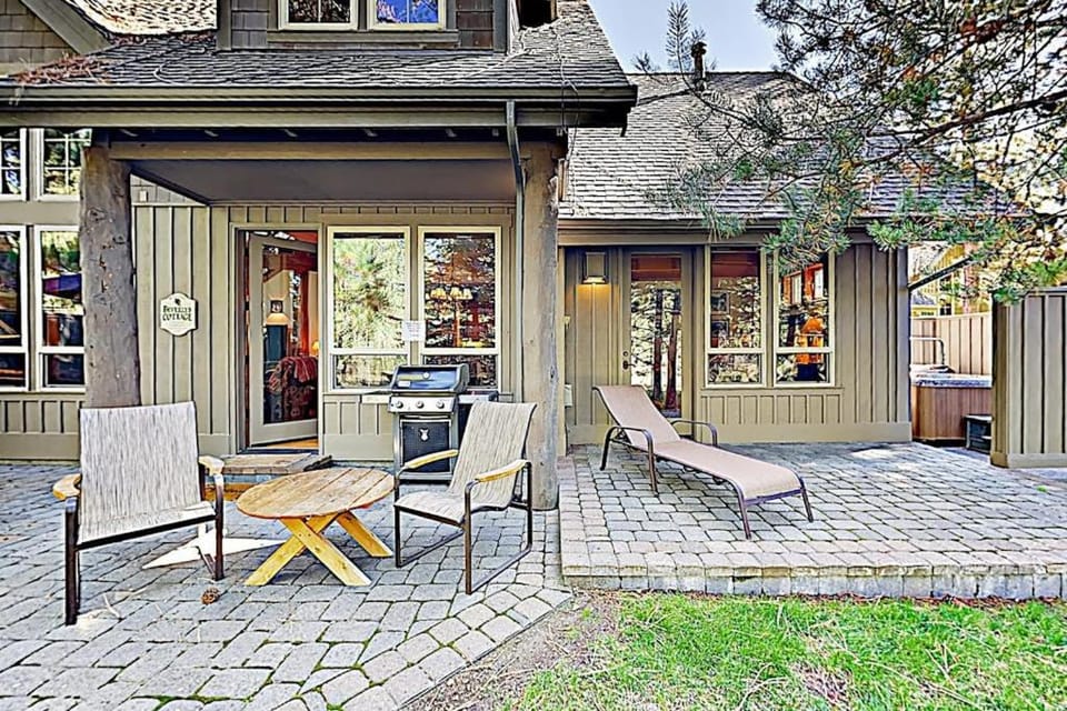 Stunning Sunriver retreat with private hot tub bike SHARC passes & fireplace House in Sunriver