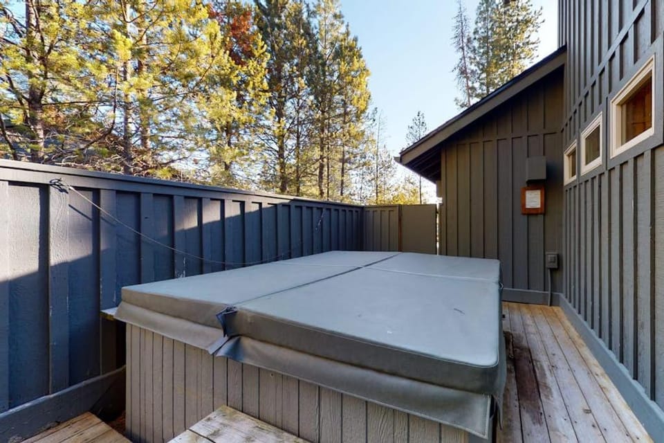 Sunriver home with WiFi fireplace private hot tub & SHARC passes - dogs ok House in Sunriver