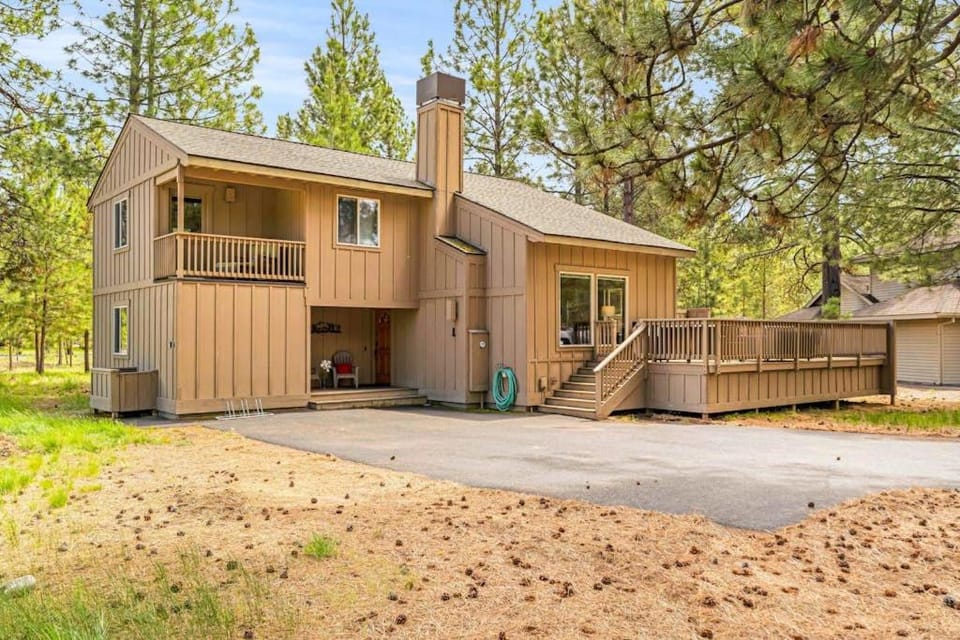 Dog-friendly home with private hot tub pool access & central AC - SHARC passes House in Sunriver
