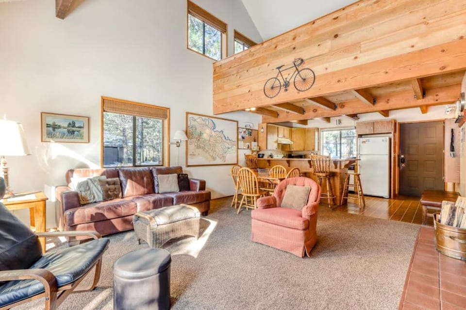 Perfectly Located Home with Decks Bikes & SHARC Pass to Pools Hot Tub & Tennis House in Sunriver
