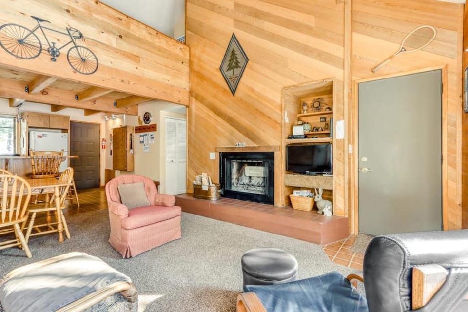 Perfectly Located Home with Decks Bikes & SHARC Pass to Pools Hot Tub & Tennis House in Sunriver