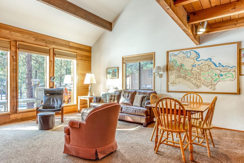 Perfectly Located Home with Decks Bikes & SHARC Pass to Pools Hot Tub & Tennis House in Sunriver